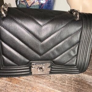 Badgley Mischka Crossbody Bag Blk w Chain Strap Nice